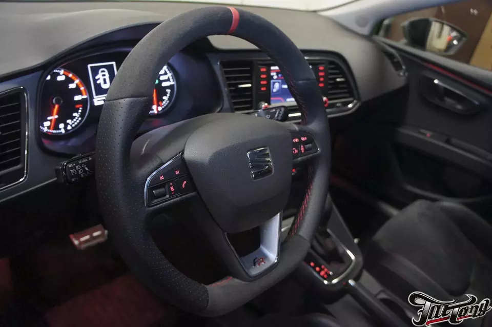 Seat Leon FR (Mk3). Пошив руля, замена ремней безопасности с черных на красные.