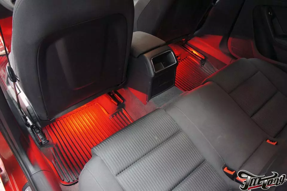 Audi A4. Красная подсветка зоны ног и дверей.