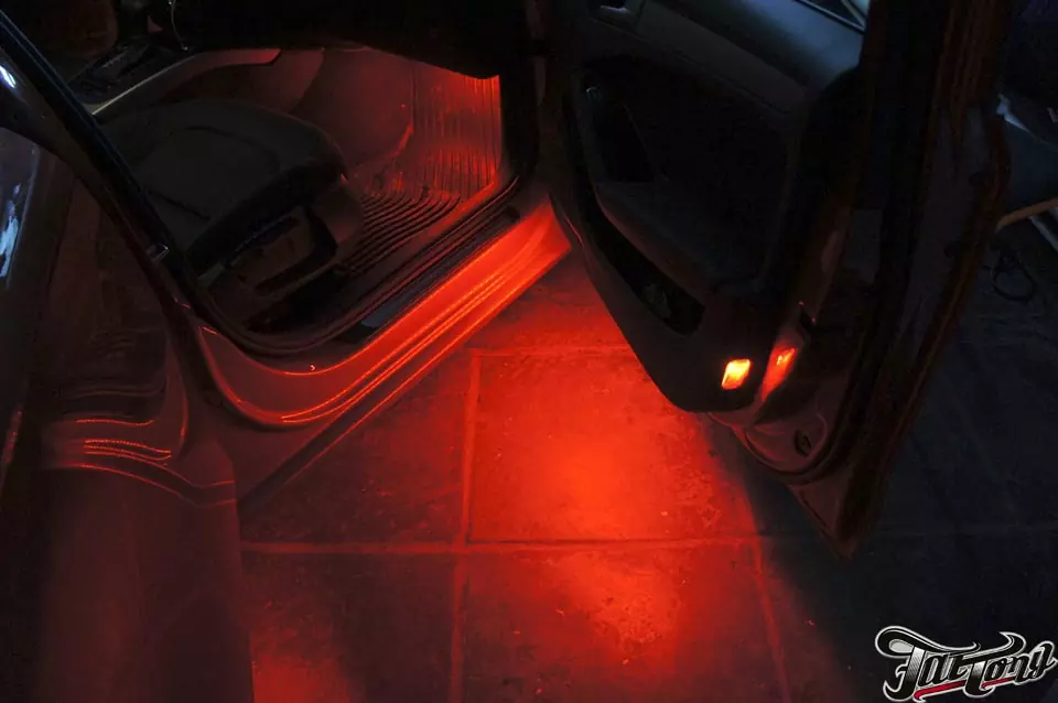 Audi A4. Красная подсветка зоны ног и дверей.