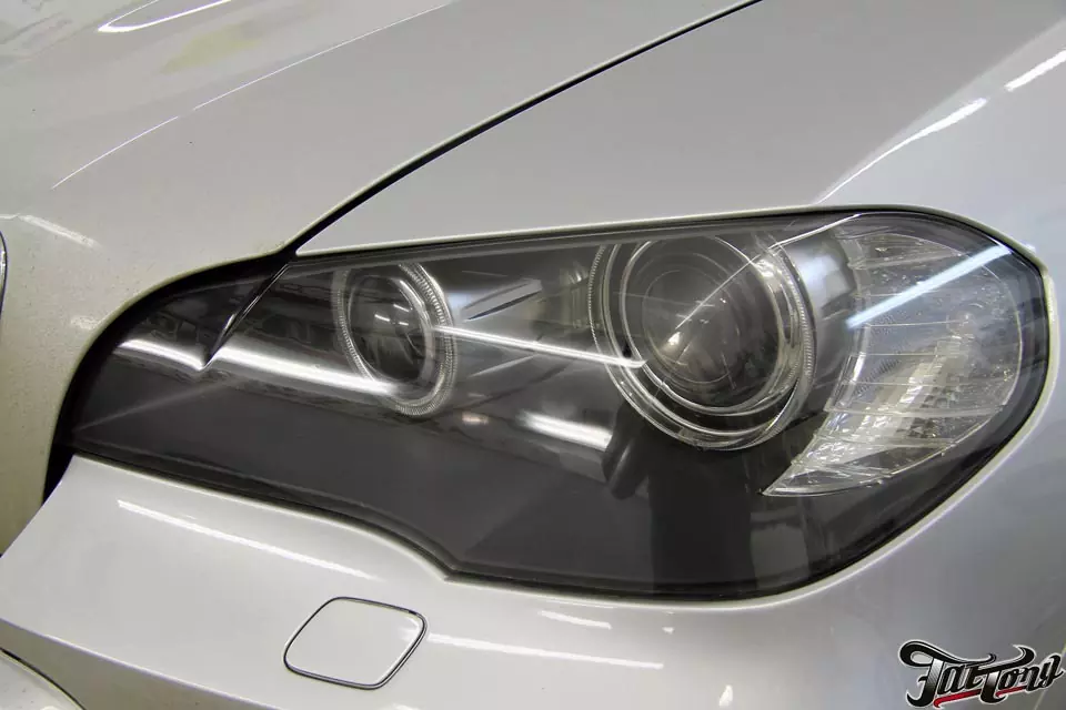 BMW X5. Полировка фар и защита полиуретаном.