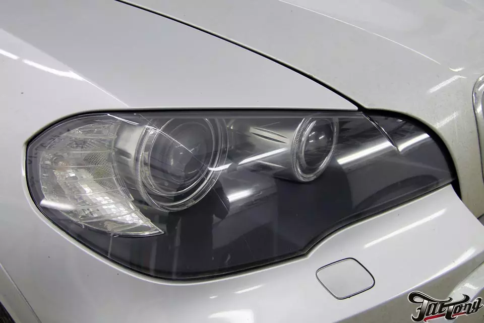 BMW X5. Полировка фар и защита полиуретаном.