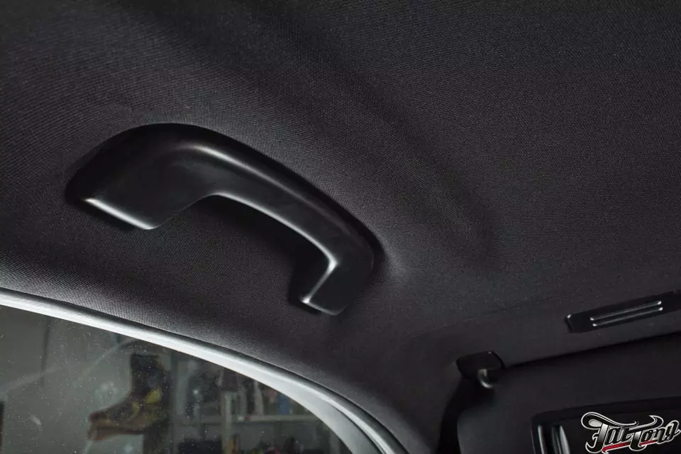BMW X3. Пошив потолка в черную потолочную ткань (альтернатива алькантаре)