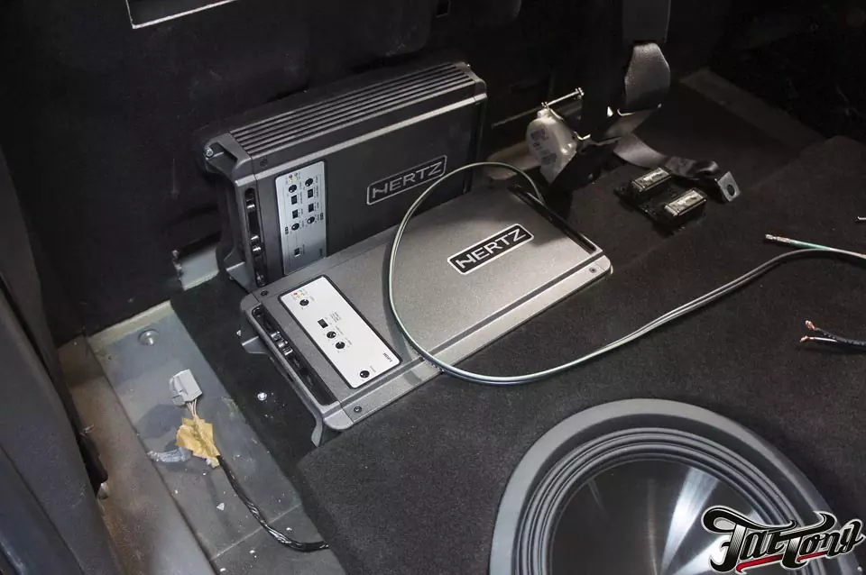 Dodge Ram 1500. Полная замена акустической системы с двумя сабвуферами.