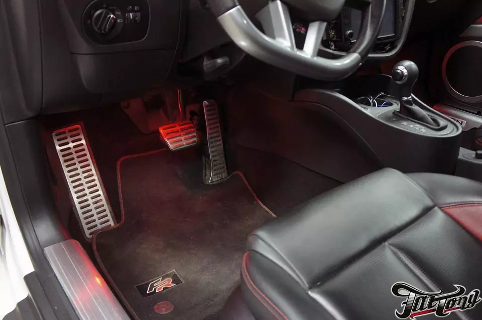 Seat Leon FR. Светодиодная подсветка ног красного цвета.