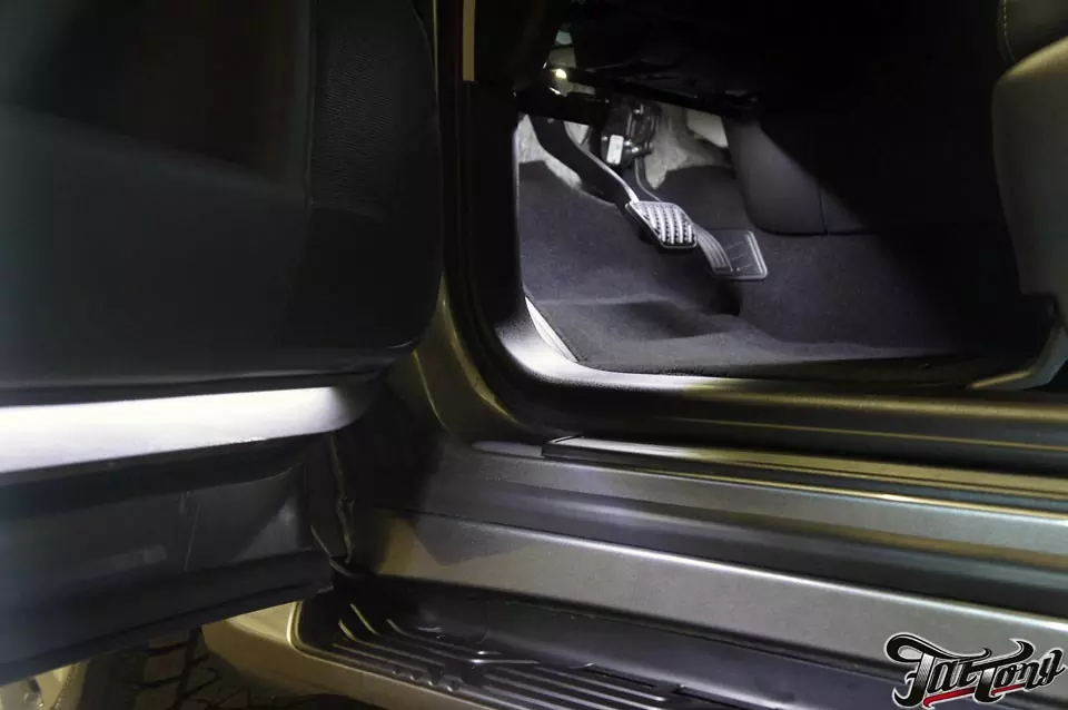 Infiniti QX80. Подсветка зоны ног пассажиров и нижних частей дверей.