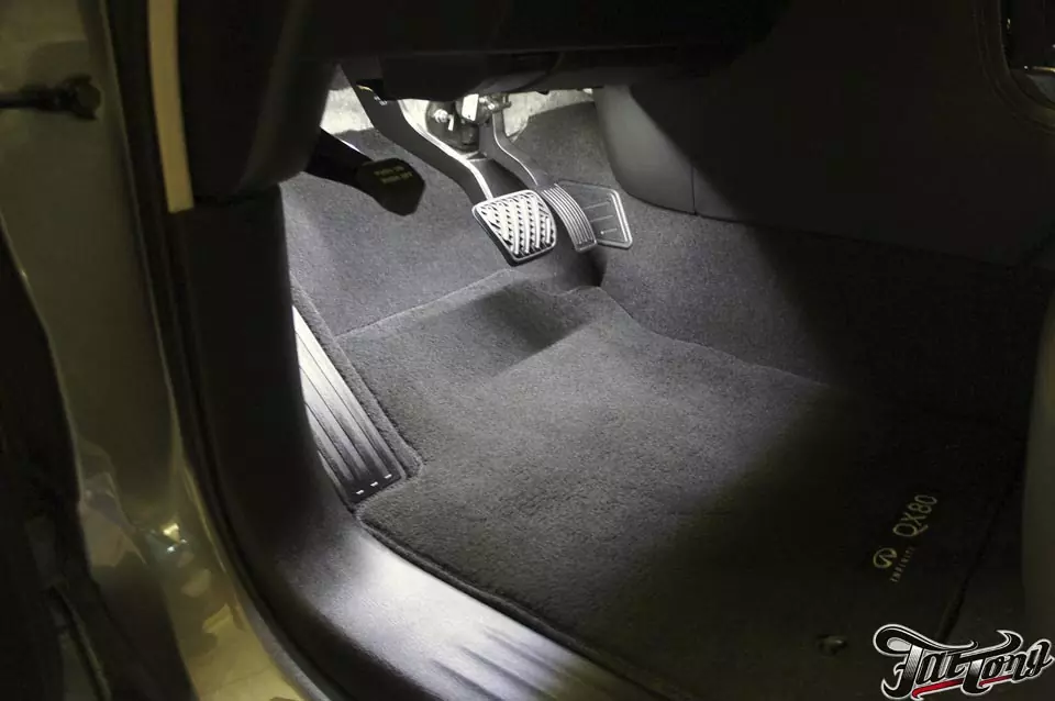Infiniti QX80. Подсветка зоны ног пассажиров и нижних частей дверей.