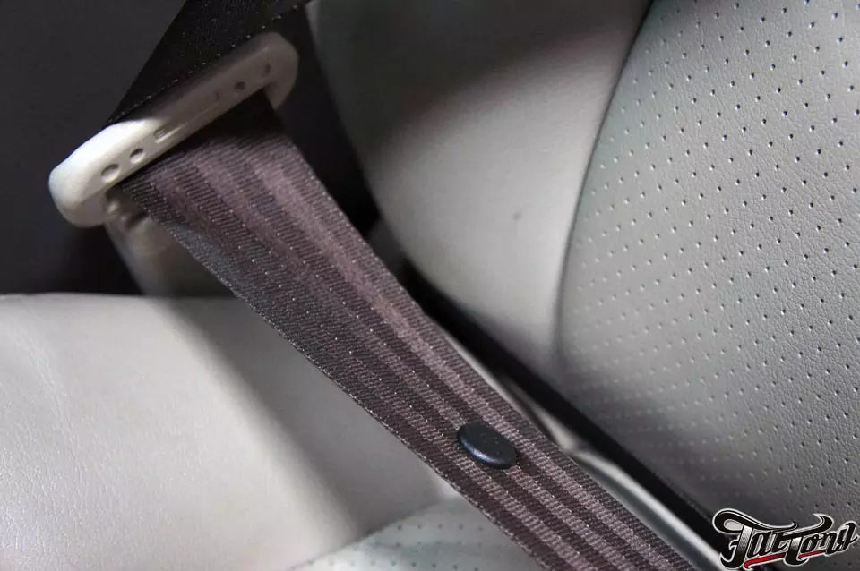 Toyota LandCruiser Prado. Замена черных ремней безопасности на коричневые.