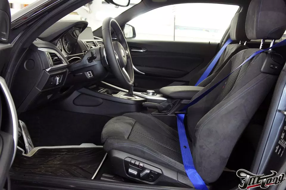 BMW 235. Замена черных ремней безопасности на синие.