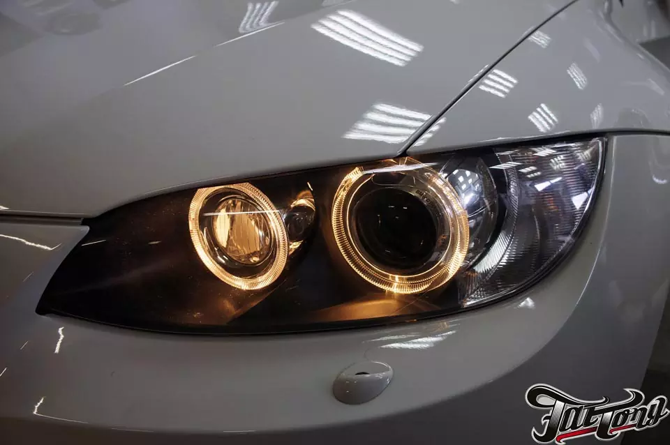 BMW M3 (e92). Замена желтого цвета глазок на белый.