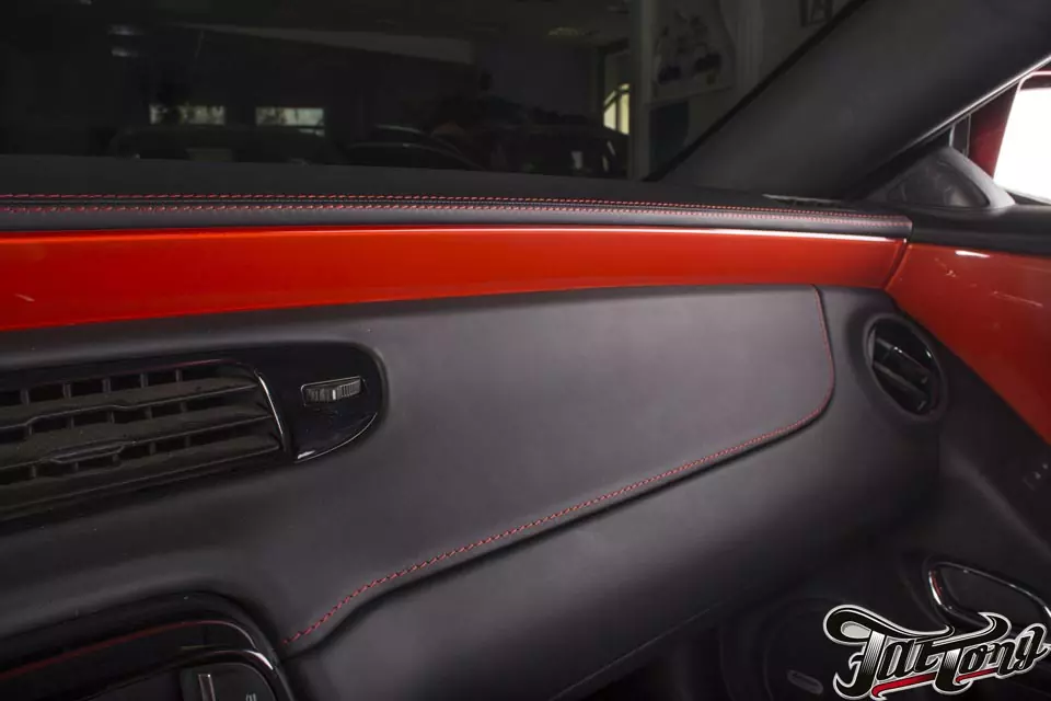 Chevrolet Camaro RS. Пошив торпедо, окрас салонного пластика и дисков.