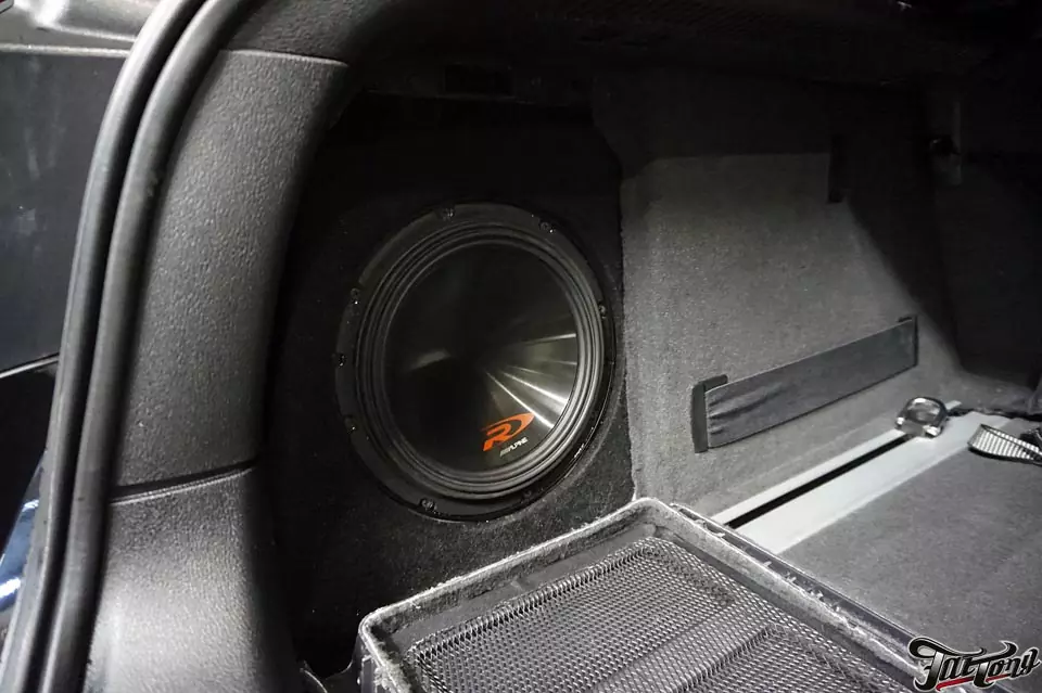 BMW X6 (F16). Полная замена акустической системы с изготовлением скрытого стелса под сабвуфер.