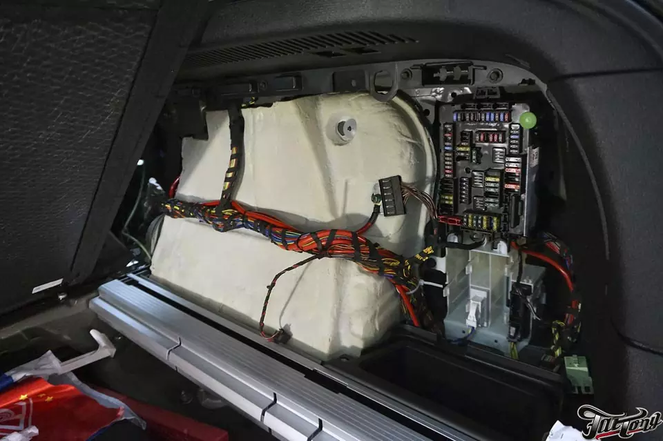 BMW X6 (F16). Полная замена акустической системы с изготовлением скрытого стелса под сабвуфер.
