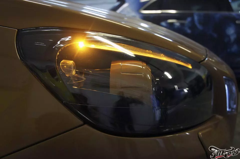 Volvo S60. Окрас масок фар в черный глянец и под цвет кузова.