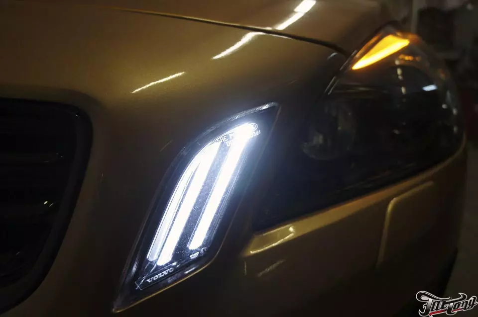 Volvo S60. Окрас масок фар в черный глянец и под цвет кузова.