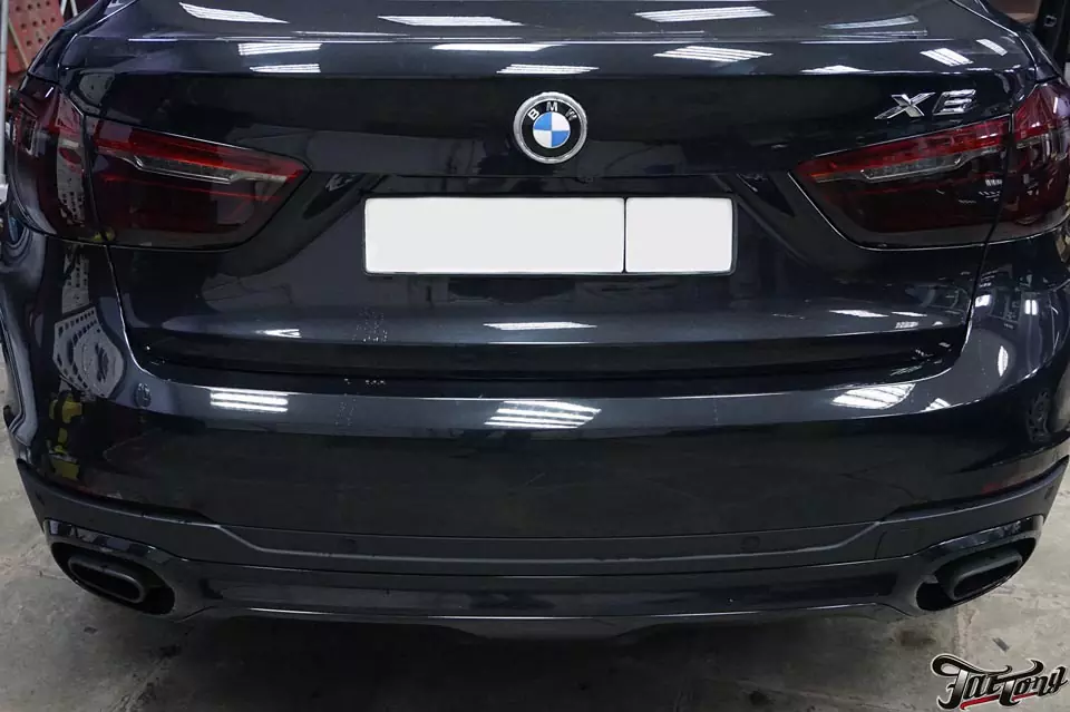 BMW X6. Шумоизоляция дверей и лёгкая тонировка задних фонарей лаком.