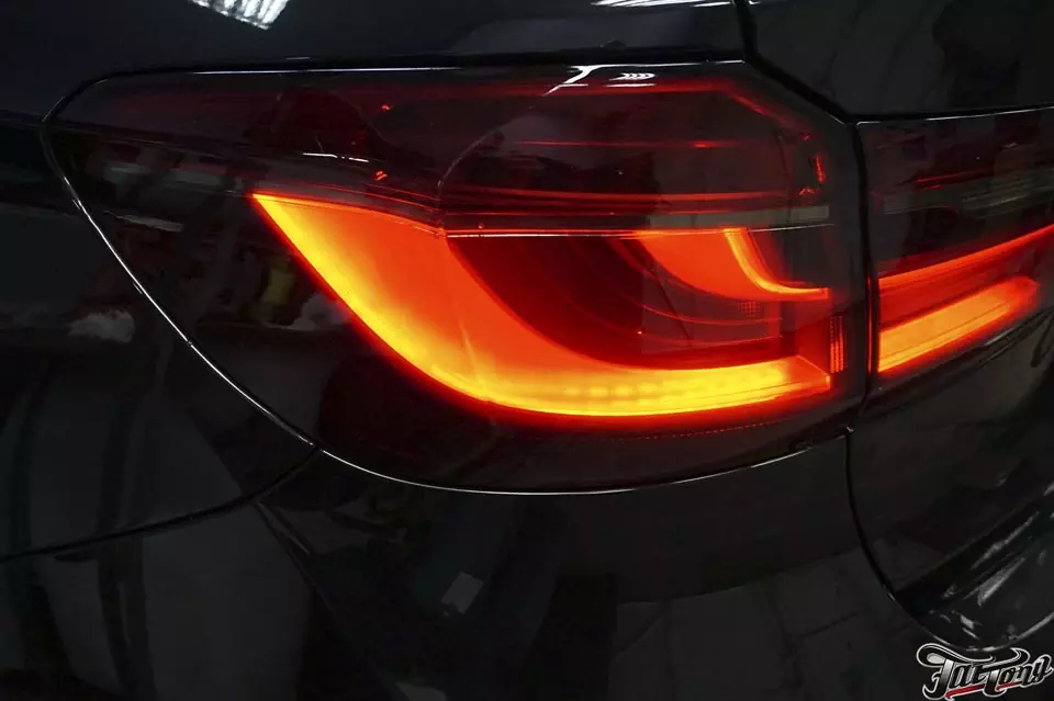 BMW X6. Шумоизоляция дверей и лёгкая тонировка задних фонарей лаком.