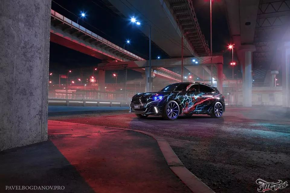 Infiniti FX37. Авторская винилография на тему Batman VS Superman.