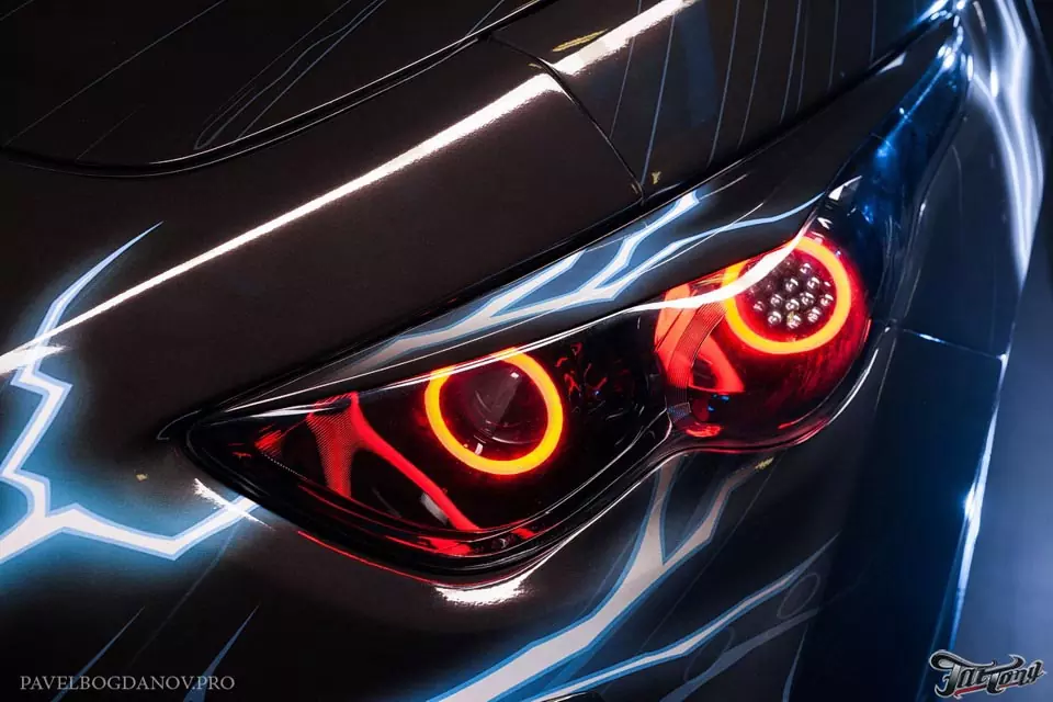 Infiniti FX37. Авторская винилография на тему Batman VS Superman.