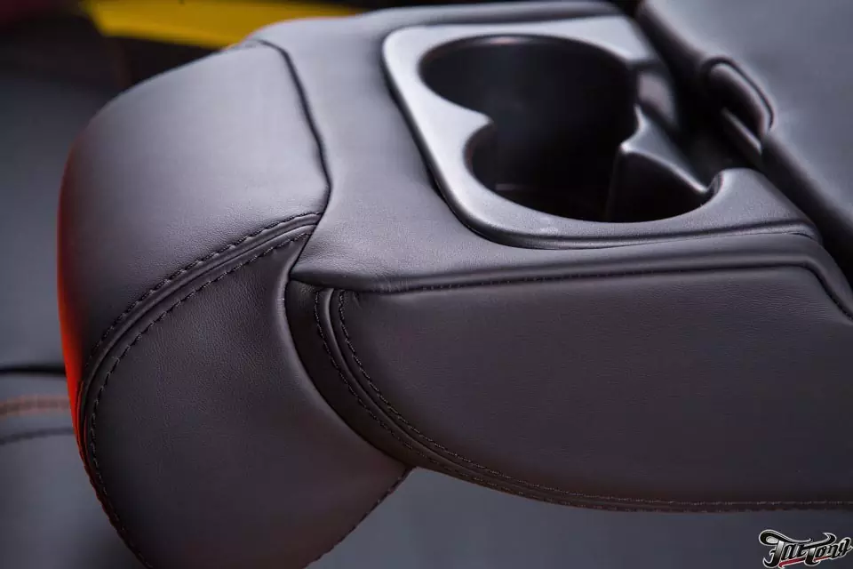 Infiniti FX. Пошив передних сидений, заднего дивана и подлокотников. Установка желтых ремней безопасности.