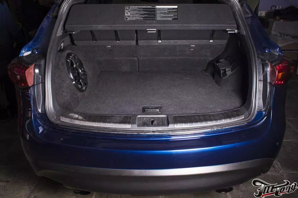 Багажник в этом авто небольшой, поэтому корпус стелс лучшее решение для качественного баса и сохранения полезного пространства.