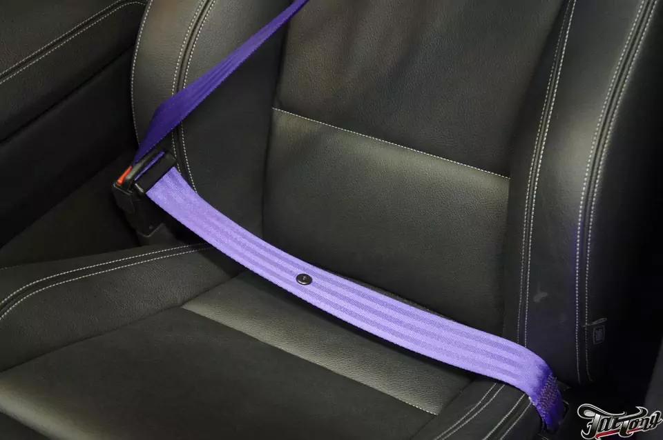 BMW X3. Замена черных ремней безопасности на фиолетовые.