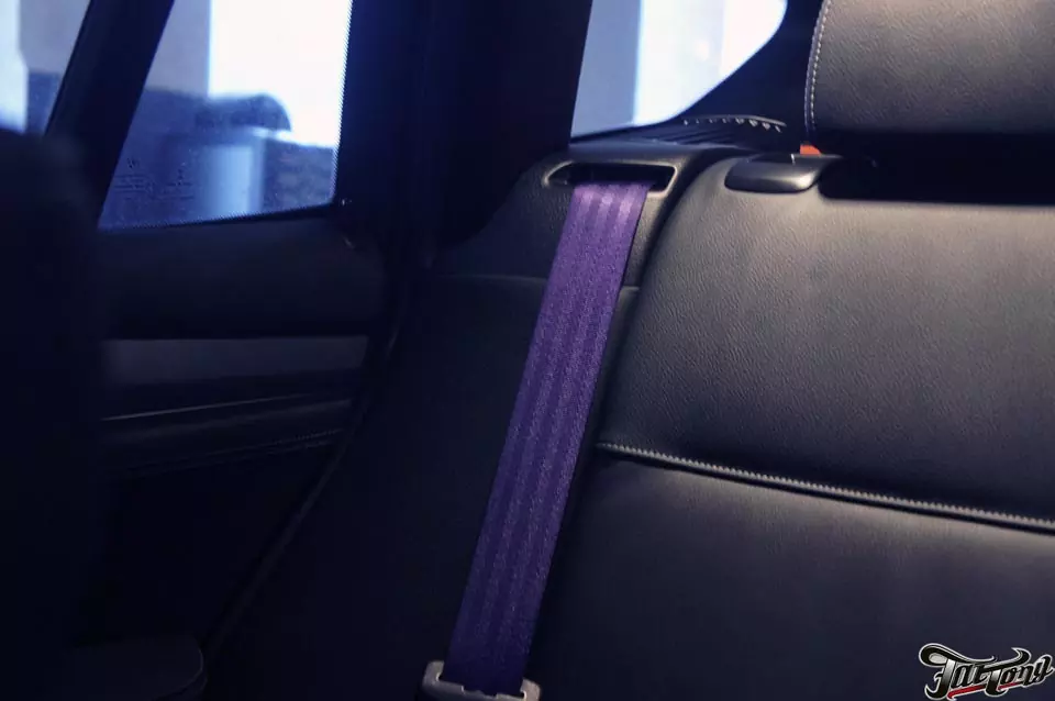 BMW X3. Замена черных ремней безопасности на фиолетовые.