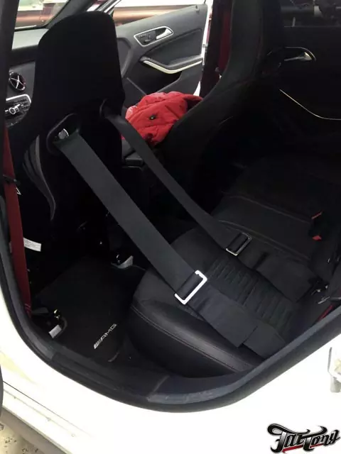 Mercedes A45 AMG. Замена водительского сидения на спортивный ковш Recaro. Установка диффузора на задний бампер.