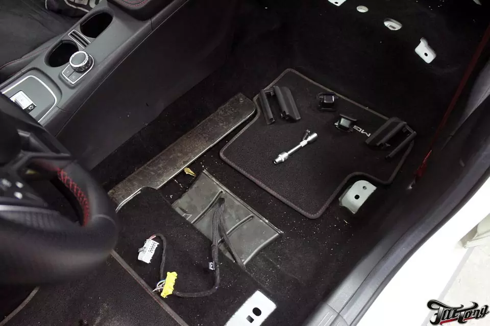 Mercedes A45 AMG. Замена водительского сидения на спортивный ковш Recaro. Установка диффузора на задний бампер.