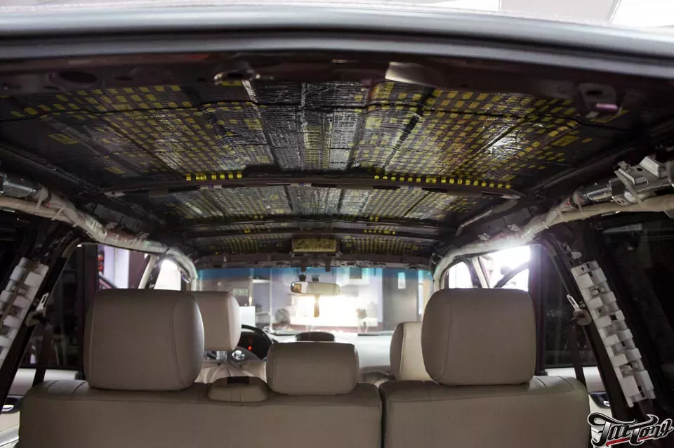Toyota LandCruiser Prado. Шумоизоляция дверей, багажника, пошив потолка в алькантару, установка коричневых ремней безопасности. Part II.