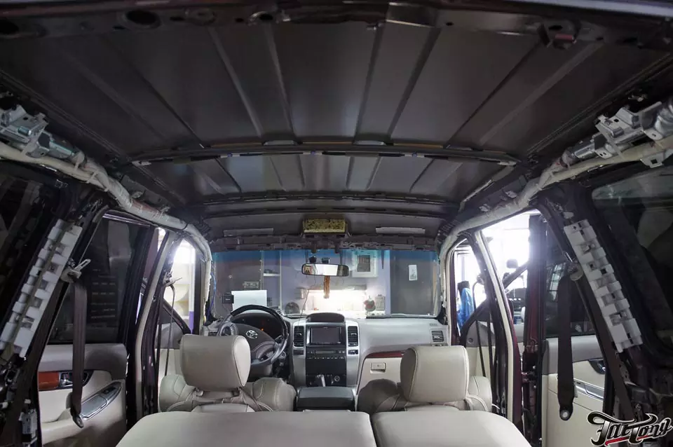 Toyota LandCruiser Prado. Шумоизоляция дверей, багажника, пошив потолка в алькантару, установка коричневых ремней безопасности. Part II.