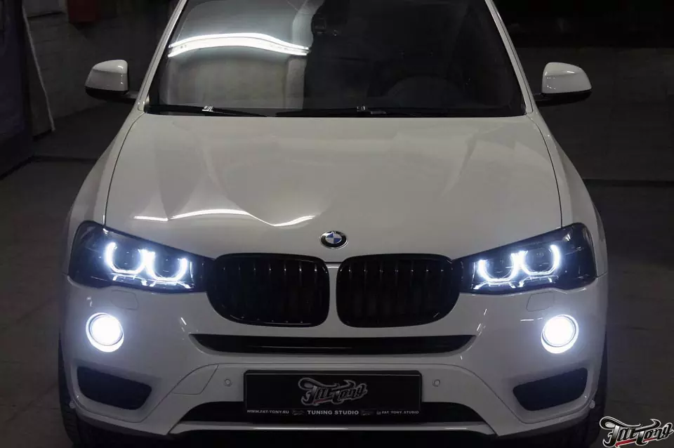BMW X3. Окрас масок фар в черный глянец.