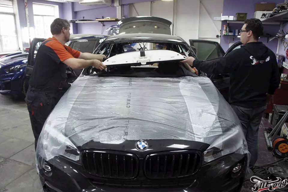 BMW X6 (F16). Пошив потолка в итальянскую алькантару цвета антрацит.