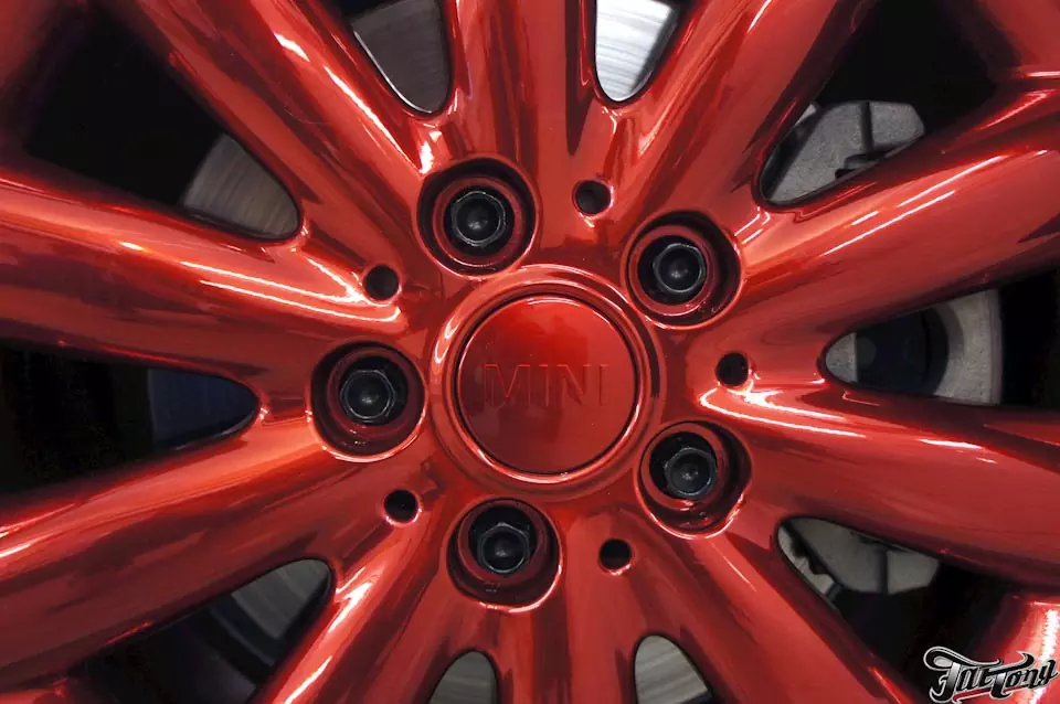 Mini Cooper S. Антихром оконных молдингов, окрас дисков и элементов кузова в красный кэнди.