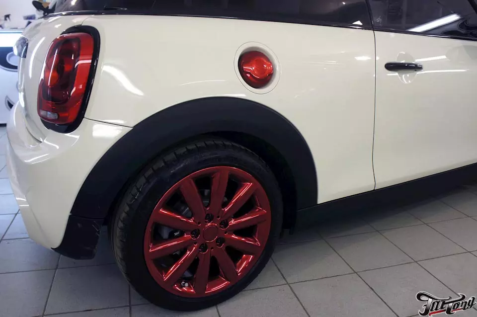 Mini Cooper S. Антихром оконных молдингов, окрас дисков и элементов кузова в красный кэнди.