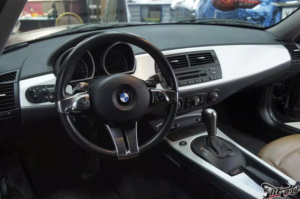 BMW Z4. Пошив руля в кожу, пошив потолка в итальянскую алькантару.