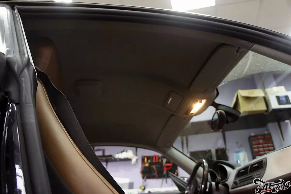BMW Z4. Пошив руля в кожу, пошив потолка в итальянскую алькантару.