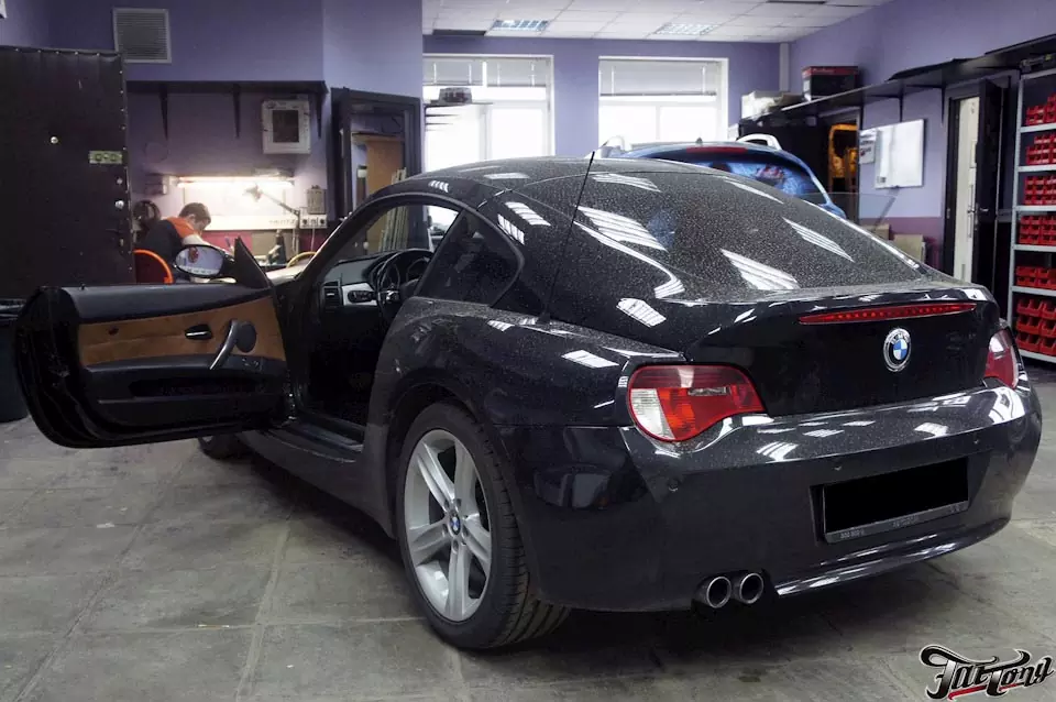 BMW Z4. Пошив руля в кожу, пошив потолка в итальянскую алькантару.