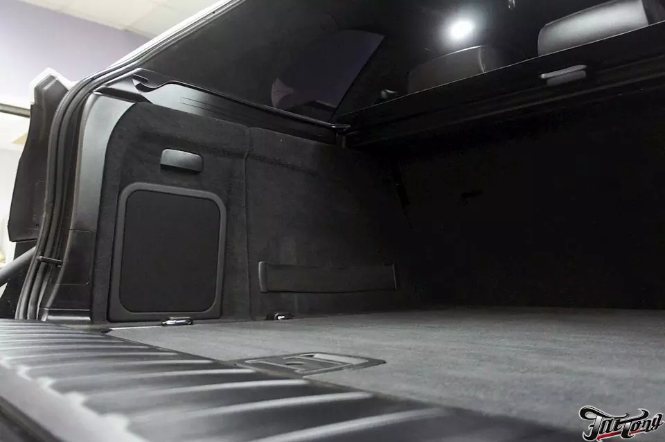 BMW X5. Замена акустической системы с изготовлением скрытого сабвуфера.