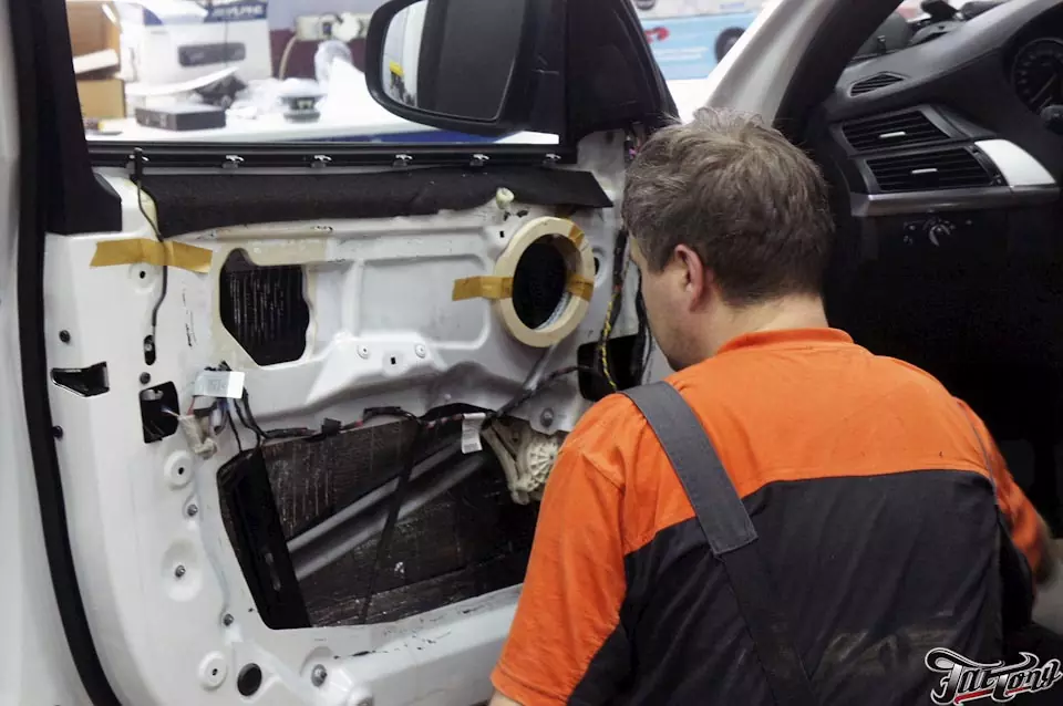 BMW X5. Замена акустической системы с изготовлением скрытого сабвуфера.