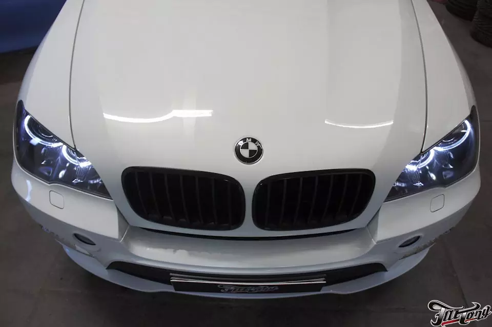 BMW X5. Окрас масок фар в черный глянец.