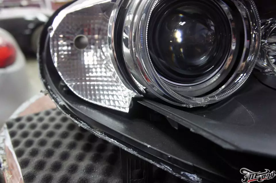 BMW X5. Окрас масок фар в черный глянец.