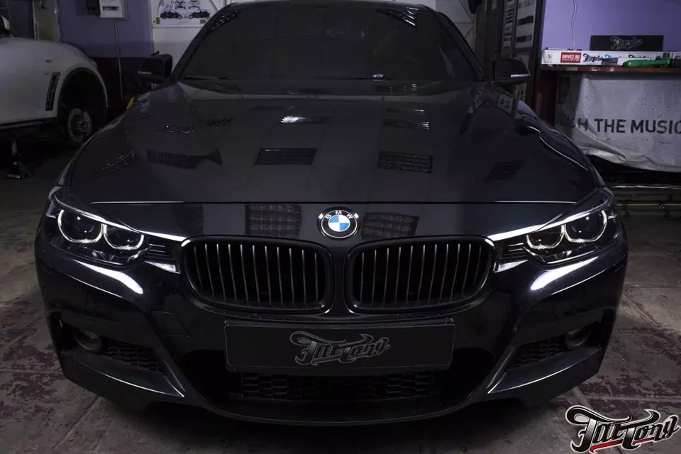 BMW F30. Окрас масок фар в черный глянец.