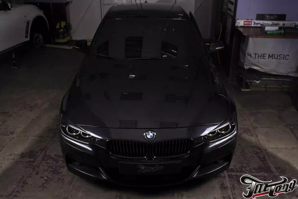 BMW F30. Окрас масок фар в черный глянец.