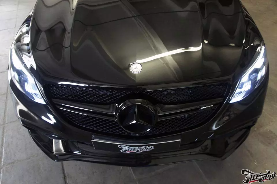 Mercedes GLE. Окрас масок фар в черный глянец. Антихром кузова.