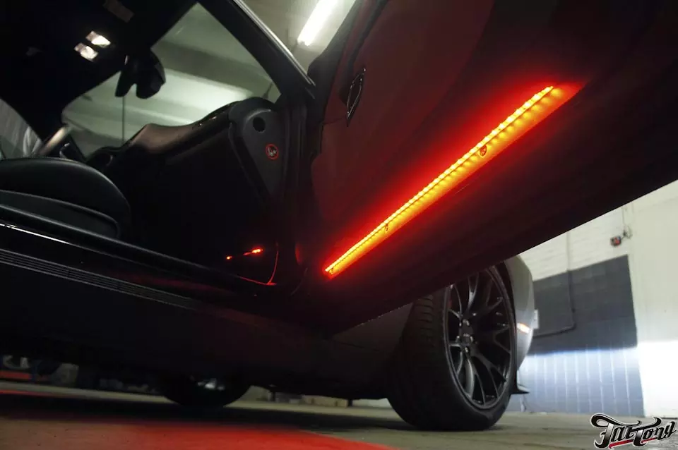 Dodge Challenger SRT Hellcat. Подсветка ног и низов дверей красным цветом.
