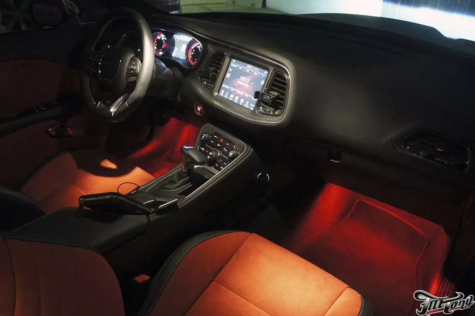 Dodge Challenger SRT Hellcat. Подсветка ног и низов дверей красным цветом.