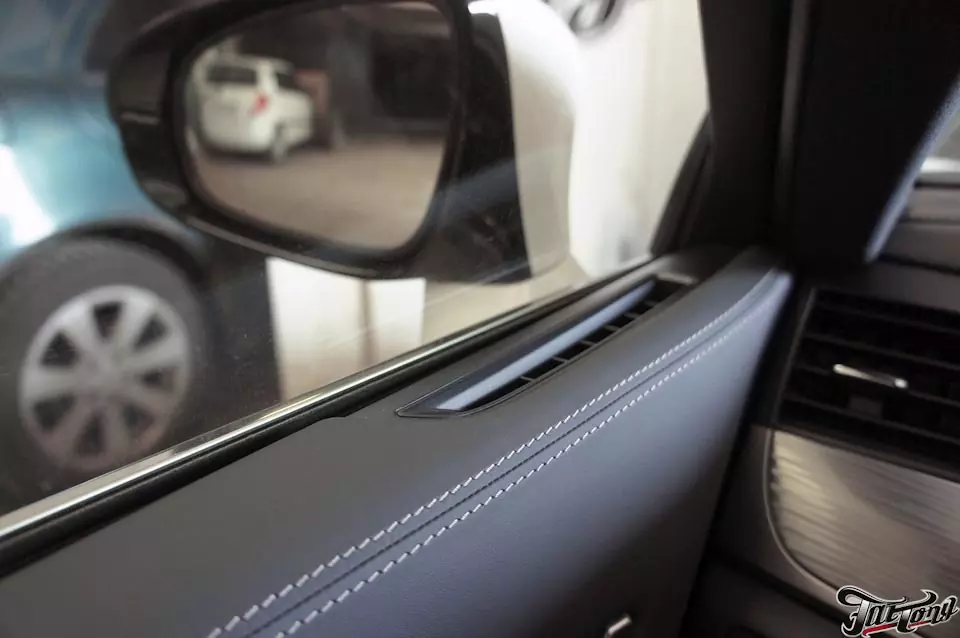 Lexus GS450H. Пошив дверных карт, руля и подушки безопасности.