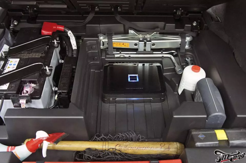 Infiniti QX70 (diesel). Полная замена акустической системы с 12ти дюймовым сабвуфером.