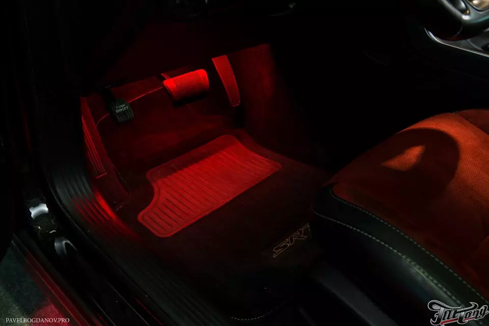 Dodge Challenger SRT Hellcat. Полная оклейка кузова в серый мат и нанесение декоративных полос.