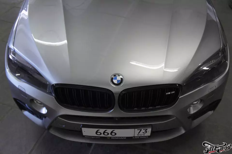BMW X5M (F85). Окрас масок фар в черный глянец.